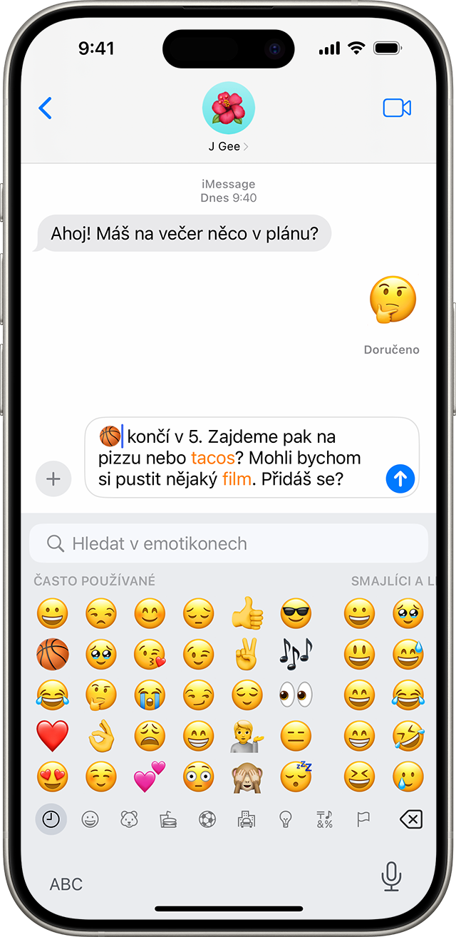 Obrazovka iPhonu zobrazující konverzaci Zpráv s otevřenou klávesnicí emotikonů.