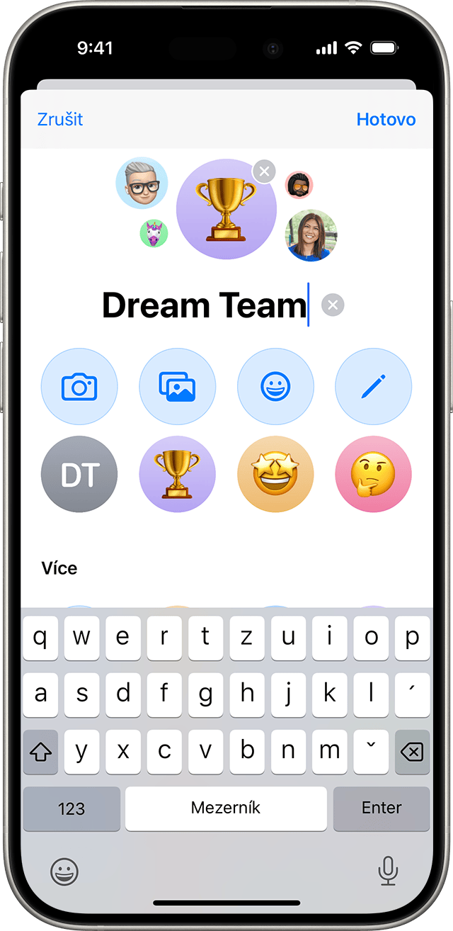 iPhone s postupem přidání jména a fotky pro skupinový text