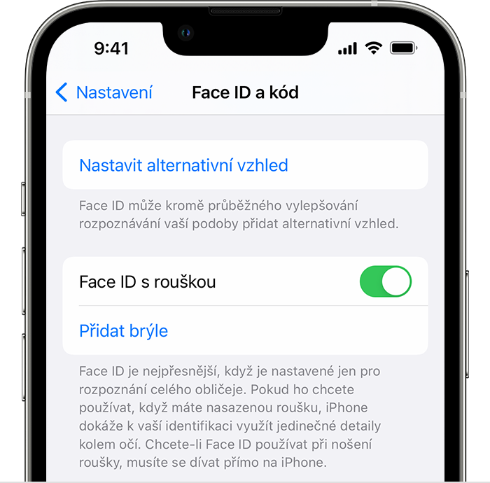 Pokud používáte iPhone 12 nebo novější a iOS 15.4 nebo novější, v nabídce Face ID a kód v Nastavení máte možnost zapnout Face ID s rouškou.