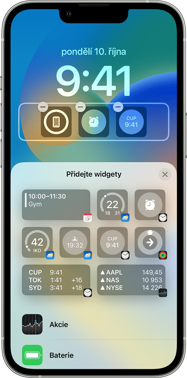 Obrazovka iPhonu zobrazující postup přidání widgetů na zamčenou obrazovku
