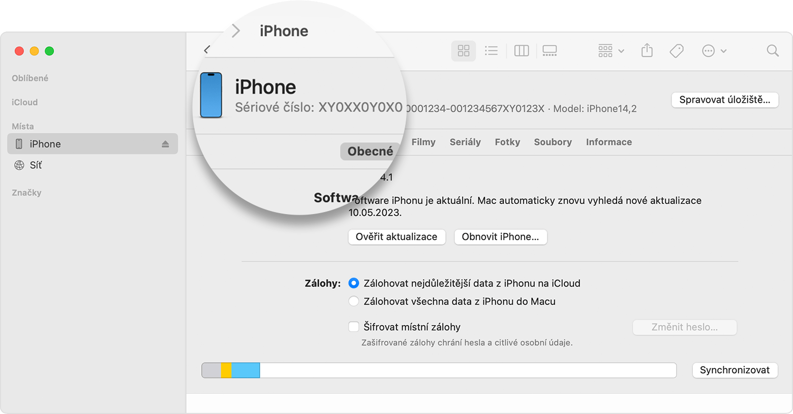 Snímek obrazovky okna Finderu zobrazující sériové číslo iPhonu