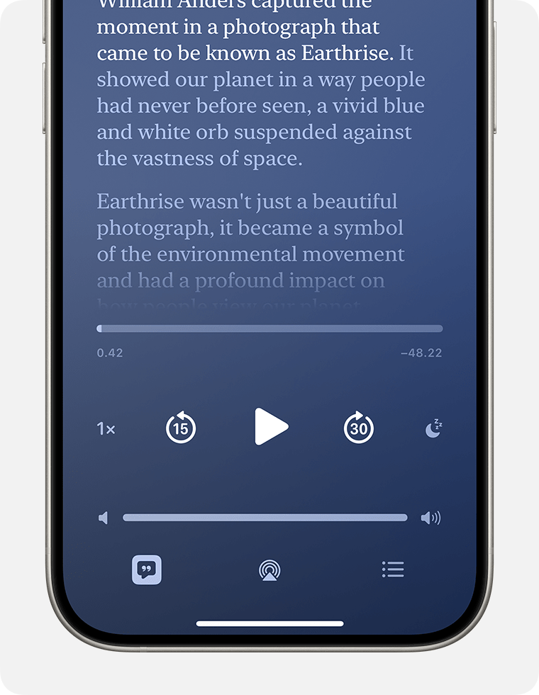 På en iPhone vises en transskription af podcasts i miniafspilleren under den. Nederst til venstre på miniafspilleren er knappen Transskription slået til. Den ligner en mørk taleboble med et spørgsmålstegn indeni og en hvid firkant omkring.