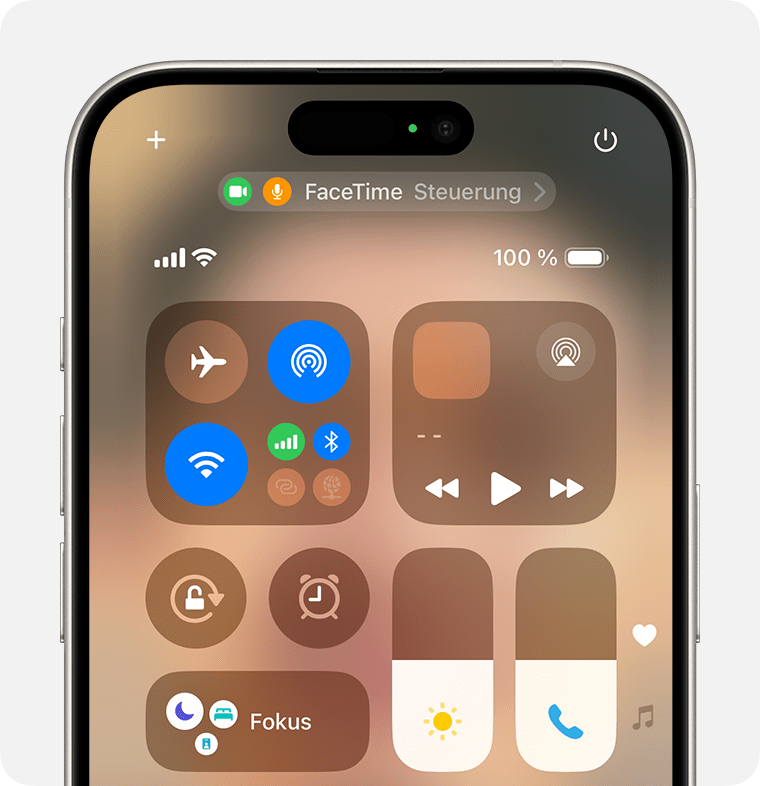 iPhone zeigt das Kontrollzentrum an. Die Taste „FaceTime-Steuerungen“ befindet sich oben auf dem Bildschirm.