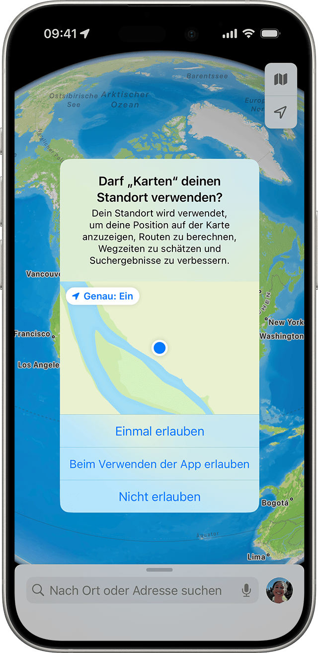 Eine App fordert Zugriff auf deinen Standort an, während du die App auf dem iPhone verwendest