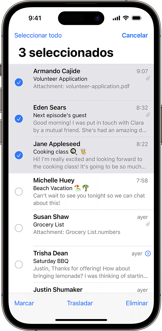 Un iPhone muestra la app Mail con tres mensajes seleccionados