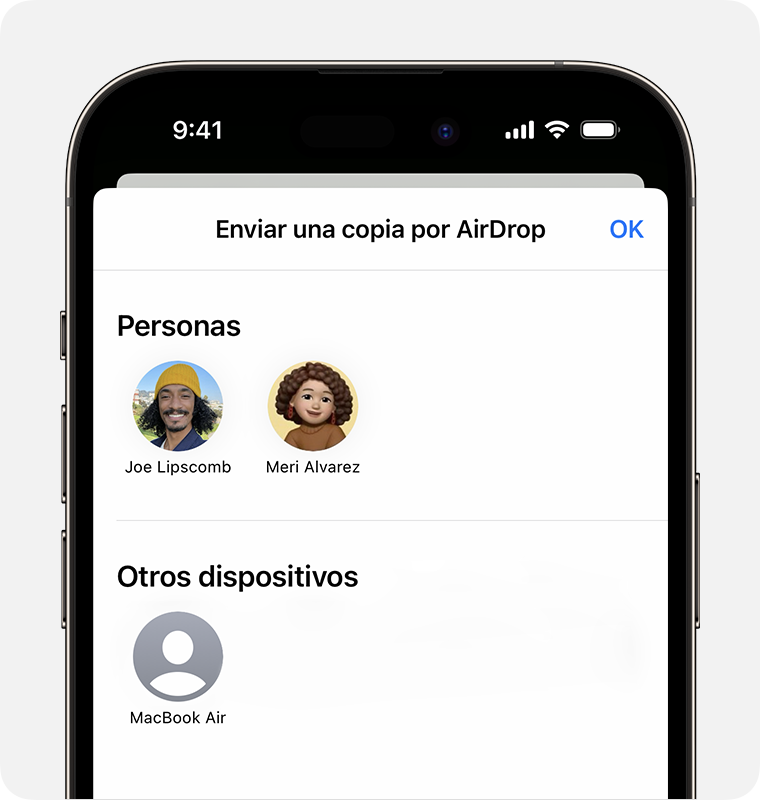 Un iPhone que muestra la pantalla Enviar una copia por AirDrop con personas y dispositivos que puedes seleccionar.
