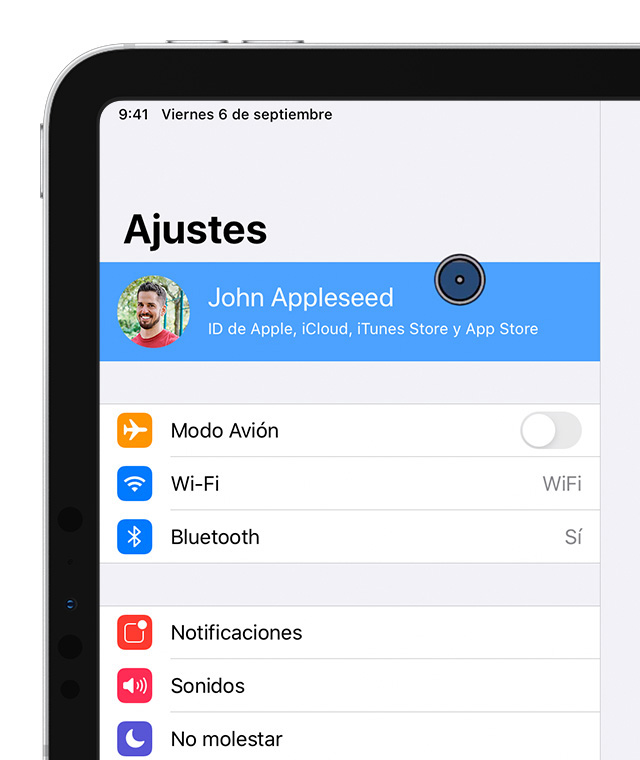 Un iPad en la pantalla Ajustes con el puntero seleccionando la cuenta de John Appleseed.