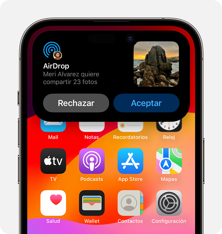 Un iPhone en el que se muestra una alerta de AirDrop que puedes rechazar o aceptar.