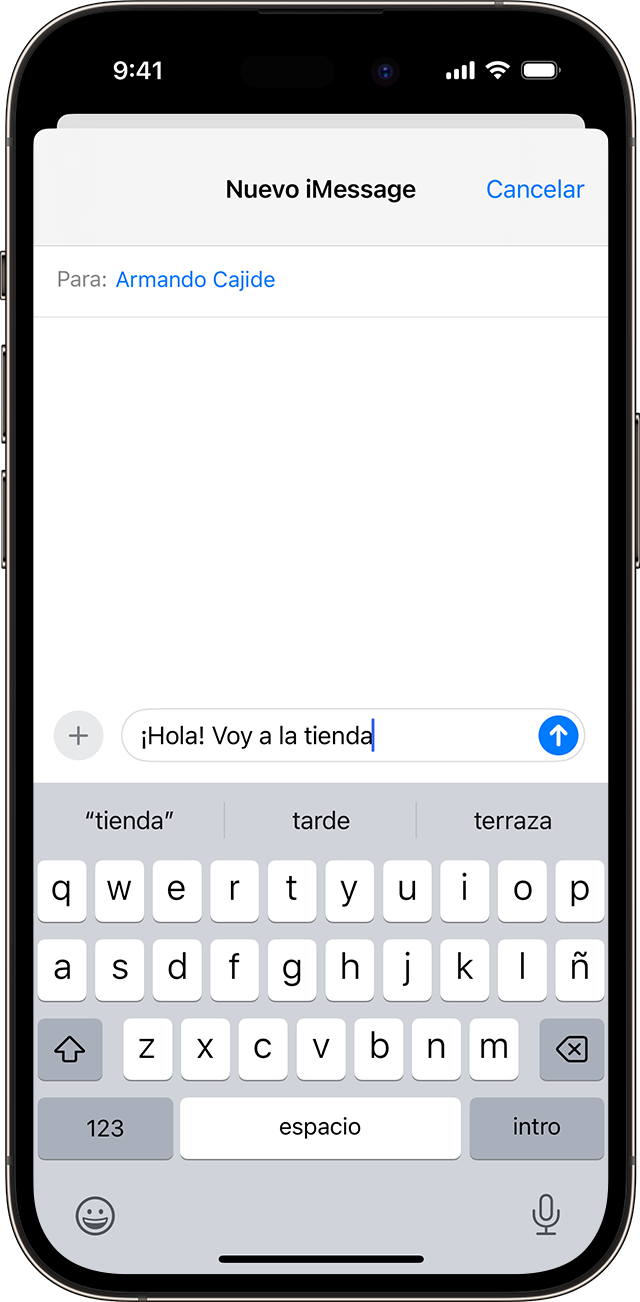Pantalla de iPhone donde se ve el texto predictivo mientras escribes una palabra en Mensajes.