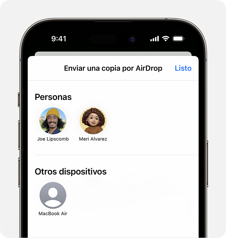Un iPhone en el que se muestra la pantalla Enviar una copia por AirDrop con personas y dispositivos que puedes seleccionar.
