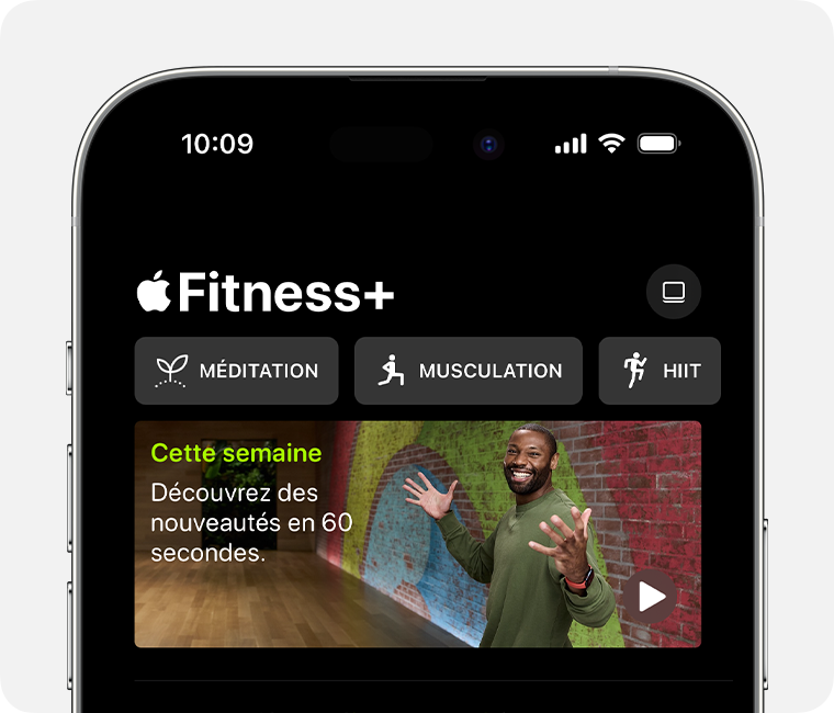 L’app Apple Fitness+. Les piles se trouvent dans le coin supérieur droit. Les types d’entraînement se trouvent au milieu de l’écran et une vidéo des nouveautés se trouve en dessous.