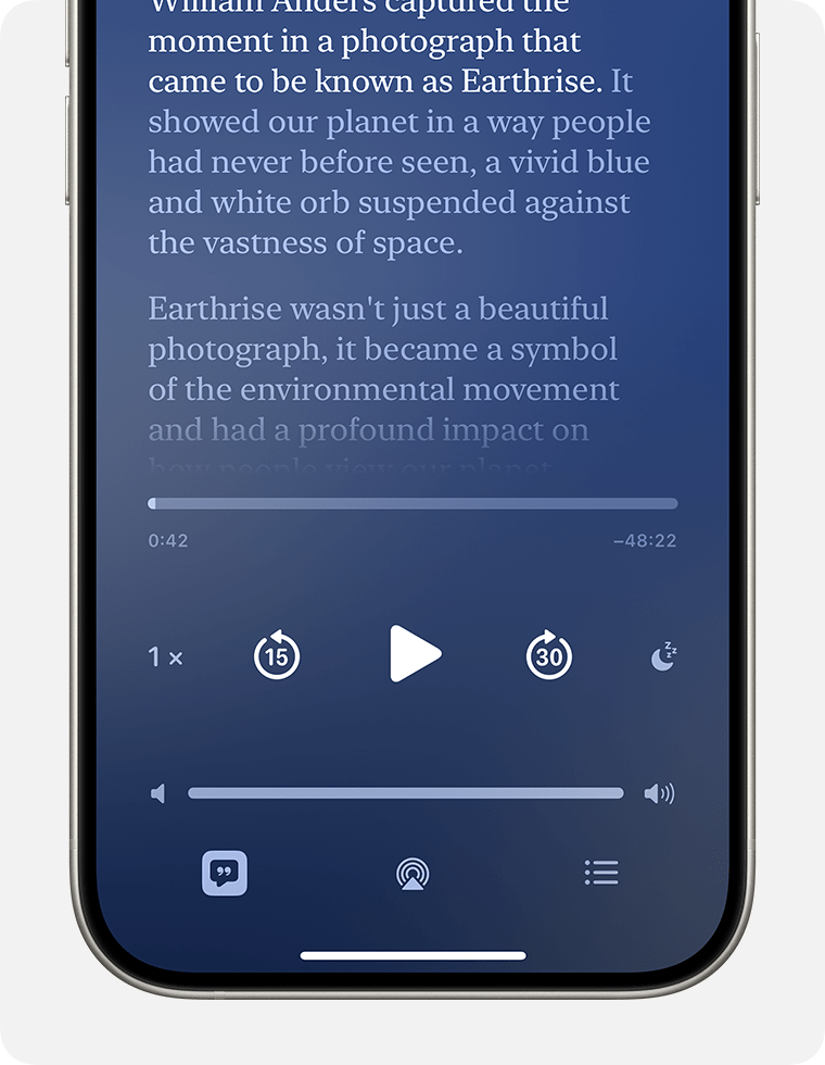 Sur un iPhone, la transcription d’un balado est affichée au-dessus du mini lecteur ouvert. Dans le coin inférieur gauche du mini lecteur, le bouton Transcription est activé. Ce dernier ressemble à une bulle de dialogue carrée et sombre avec des guillemets anglais à l’intérieur.