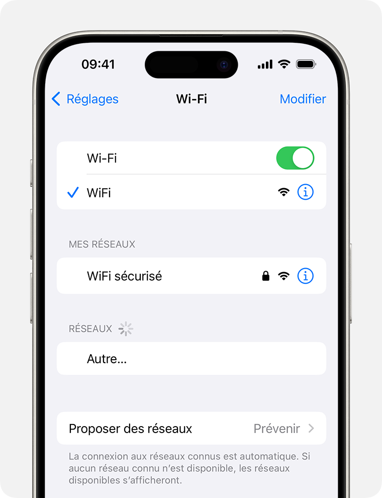 Un iPhone affichant l’écran Wi-Fi. Une coche bleue est affichée à côté du nom du réseau Wi-Fi.