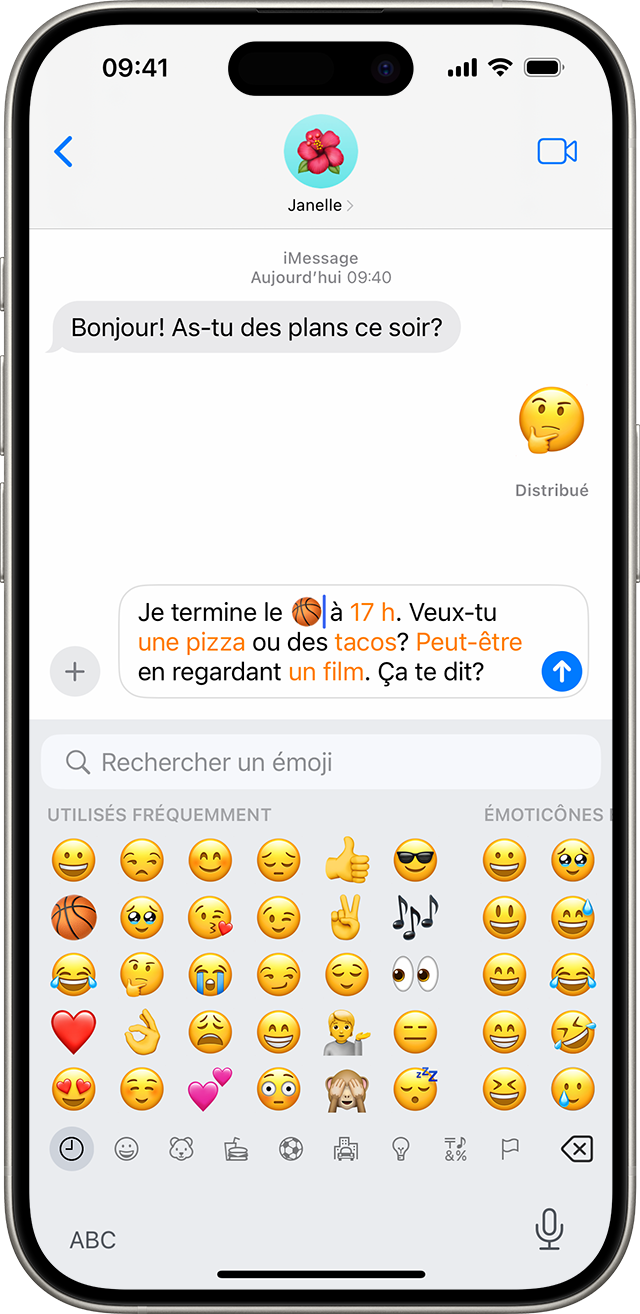 Un écran d’iPhone affichant une conversation Messages avec le clavier d’émojis ouvert.