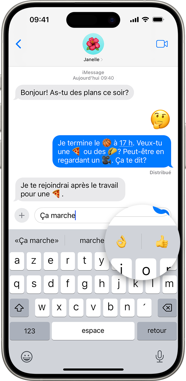 Un écran d’iPhone affichant une conversation Messages avec un émoji prédictif agrandi dans le haut du clavier.