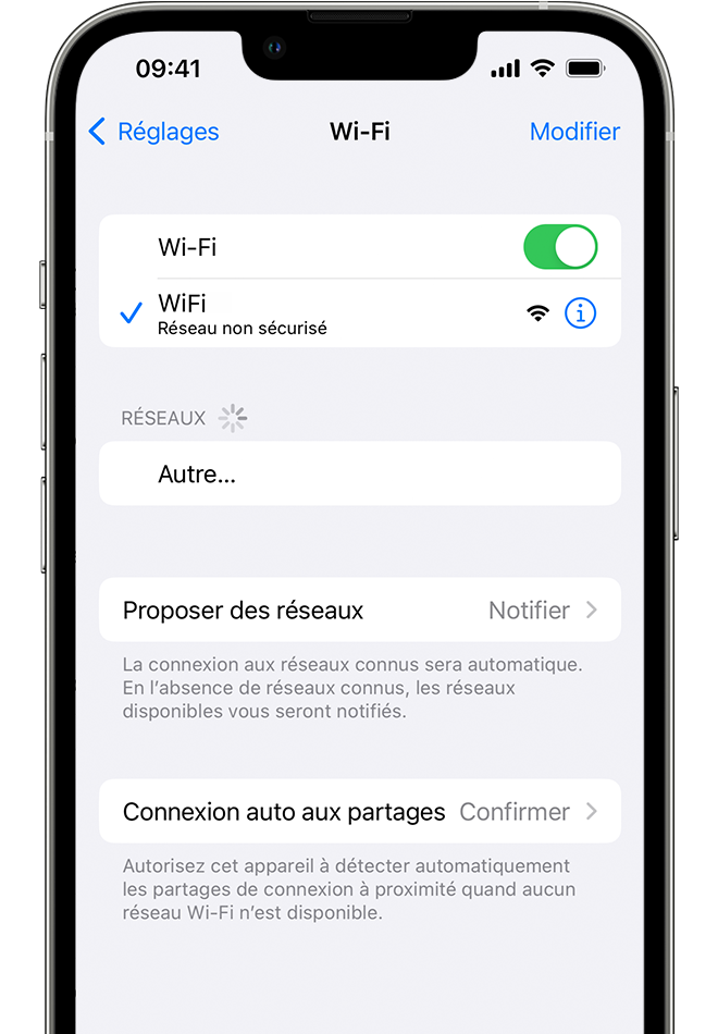 Un iPhone montrant l’écran Wi-Fi. Une coche bleue apparaît à côté du nom du réseau Wi-Fi.