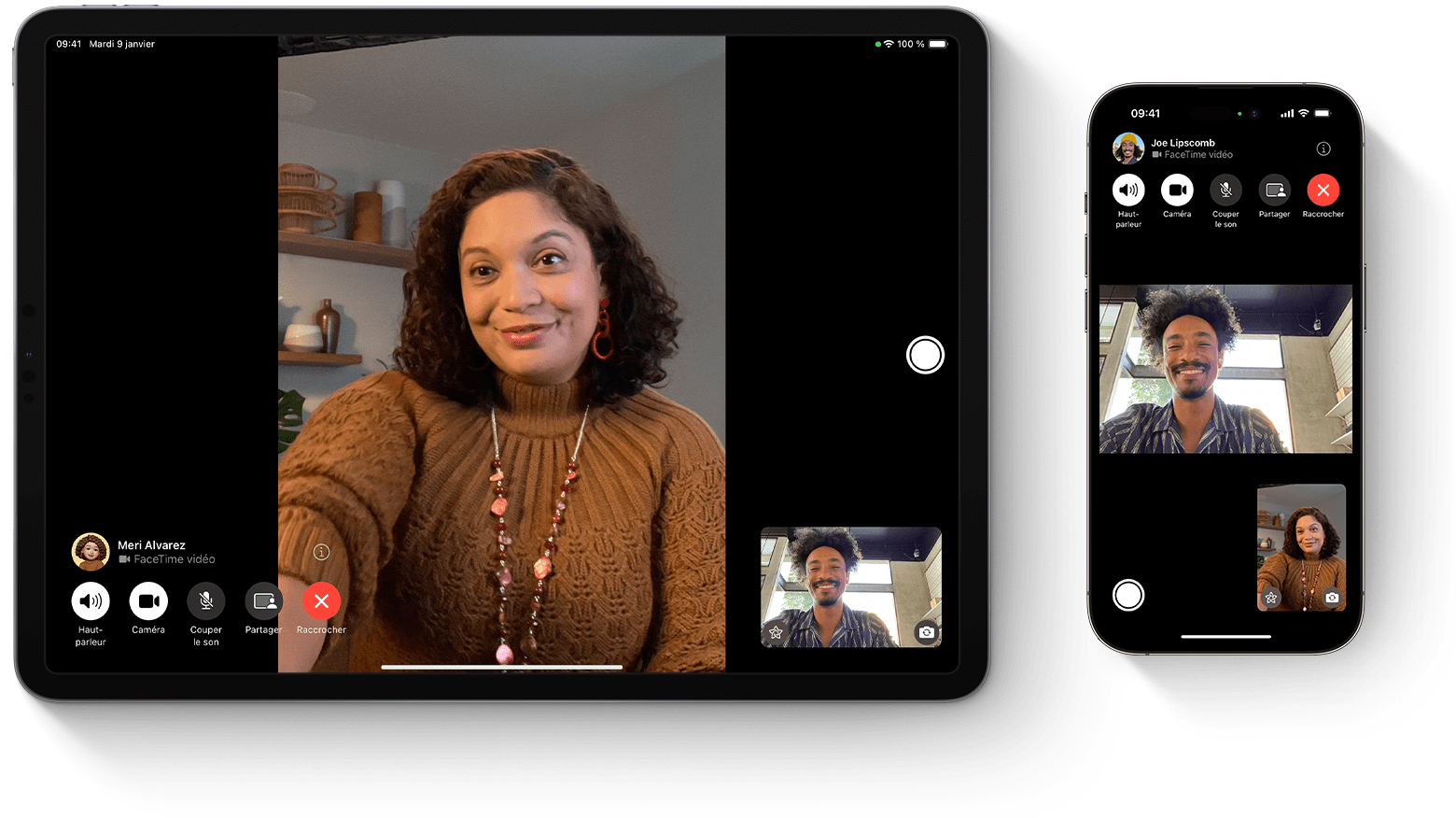 Un iPad et un iPhone présentant des appels FaceTime, où les participants discutent entre eux par vidéo