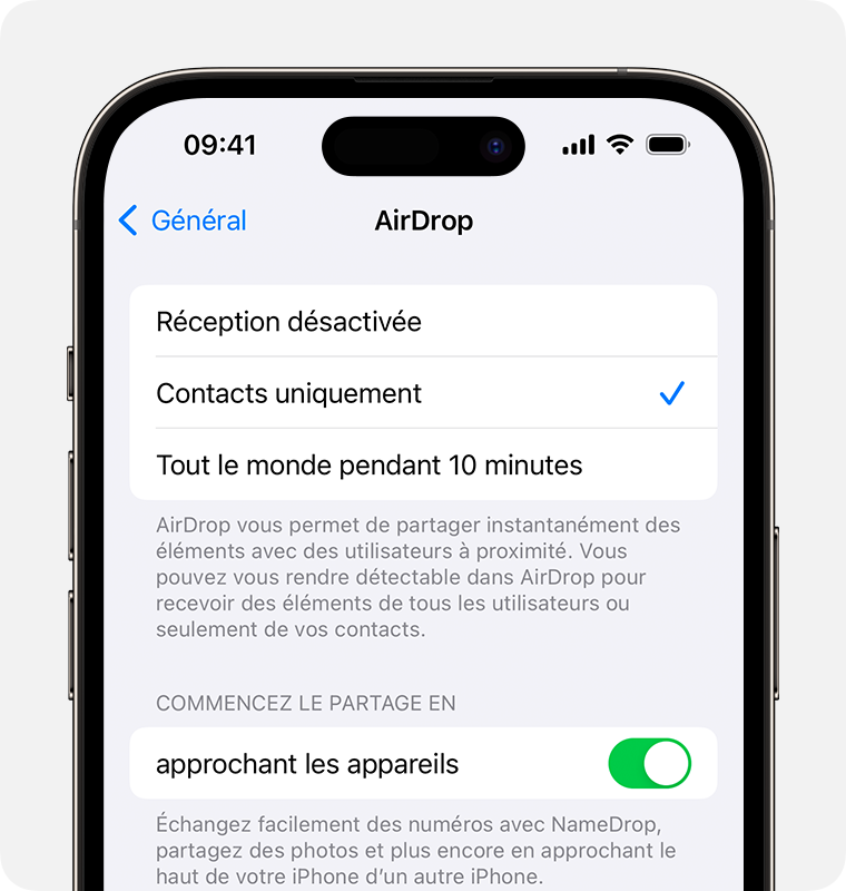 Un iPhone affichant les réglages AirDrop avec l’option Contacts uniquement sélectionnée.