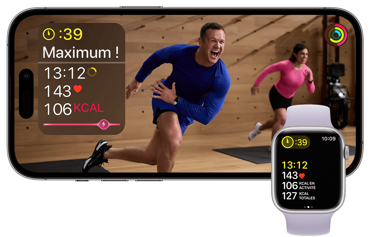 Un iPhone diffuse un entraînement HIIT Apple Fitness+. Une Apple Watch affiche les mesures d’exercice correspondantes.