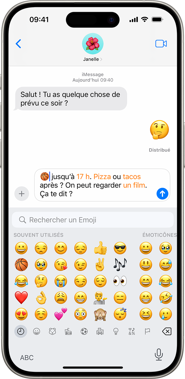 Écran d’iPhone affichant une conversation Messages avec le clavier Émoticône ouvert.