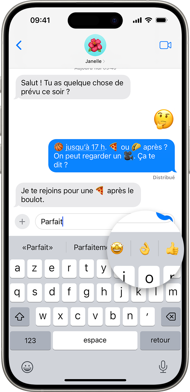 Écran d’iPhone affichant une conversation Messages avec un émoticône prédictif agrandi dans la partie supérieure du clavier.