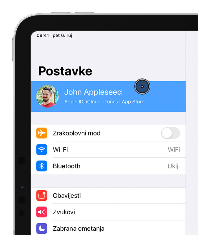 iPad na zaslonu postavki s pokazivačem koji odabire račun Johna Appleseeda.
