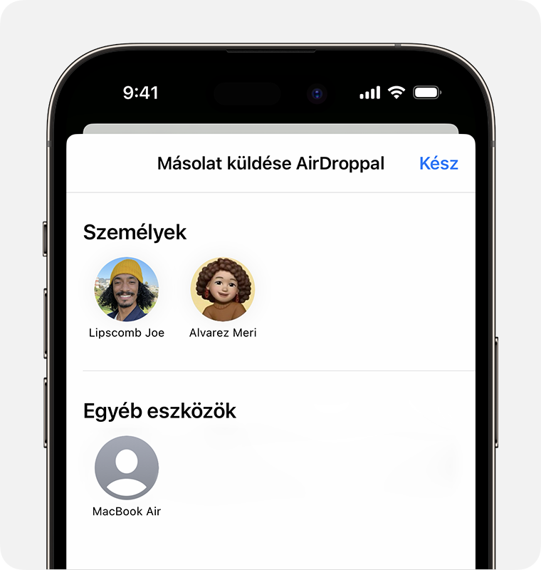 Egy iPhone, amelyen a Másolat küldése AirDroppal képernyő látható a kiválasztható emberekkel és készülékekkel.