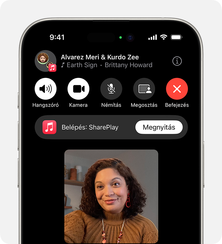Egy iPhone-on a Csatlakozás a SharePlayhez szöveg látható a FaceTime-hívásban.