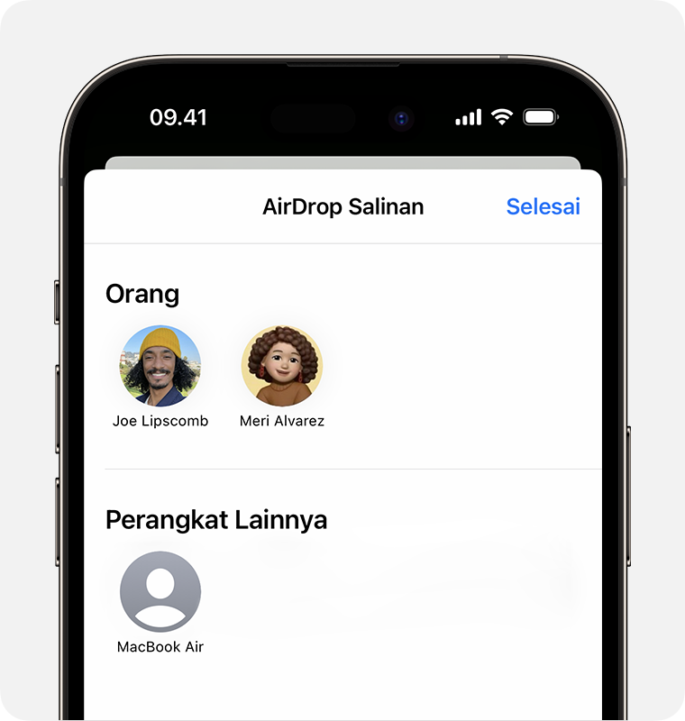 iPhone menampilkan layar Salin AirDrop dengan orang dan perangkat yang dapat Anda pilih.