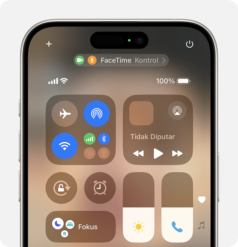 iPhone yang menampilkan Pusat Kontrol. Tombol Kontrol FaceTime berada di bagian atas layar.