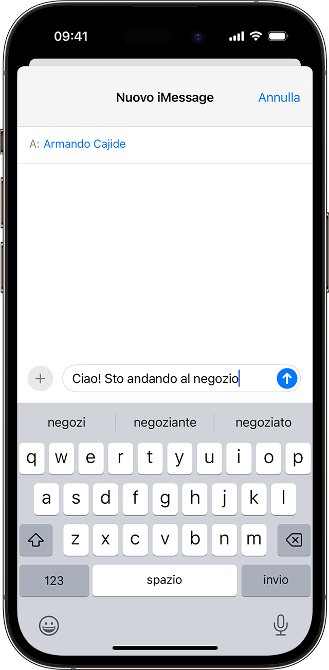 Schermata di iPhone che mostra la scrittura predittiva mentre digiti una parola in Messaggi.
