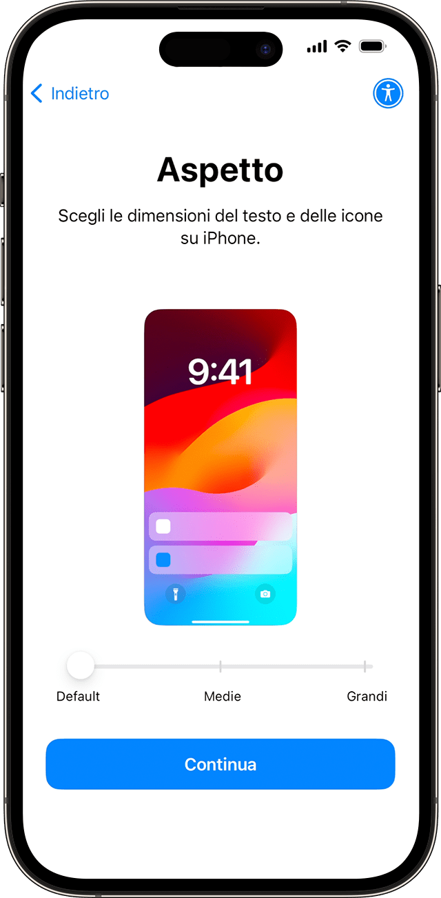 Nella procedura di configurazione dell'iPhone per iOS 17, fai scorrere un'icona per visualizzare l'anteprima, poi scegli la dimensione preferita per testo e app.