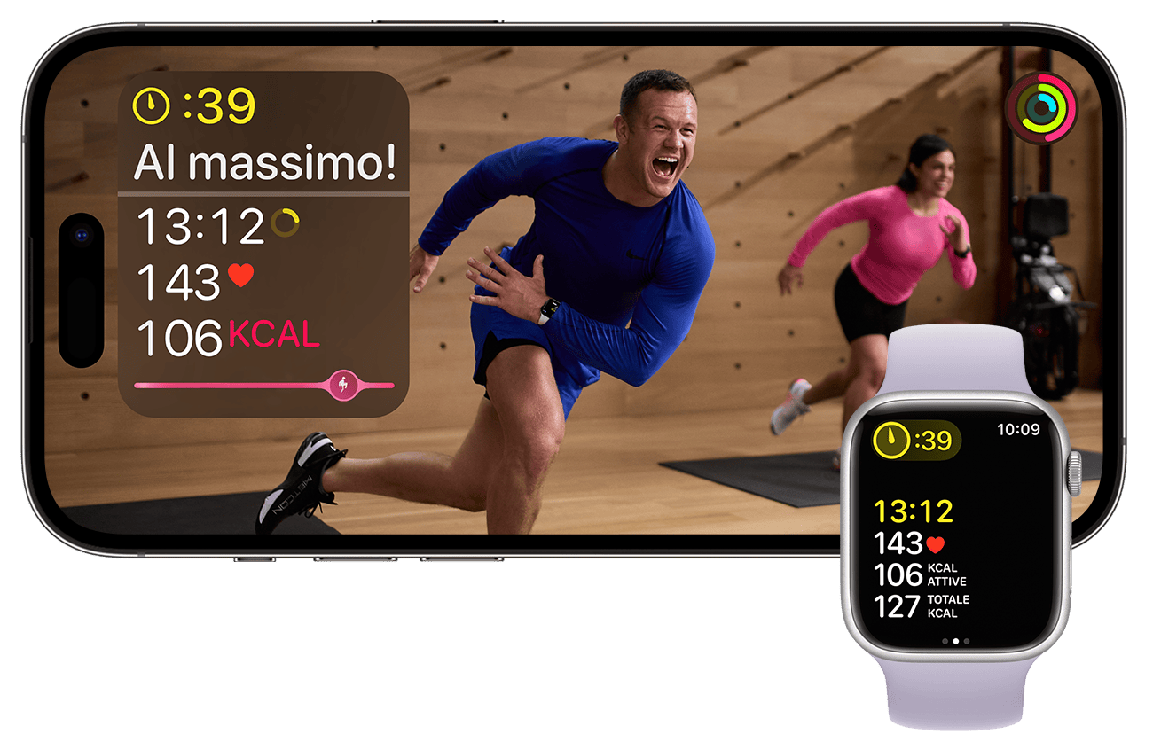 Un iPhone che riproduce un allenamento HIIT Apple Fitness+. Un Apple Watch mostra le metriche di allenamento corrispondenti.