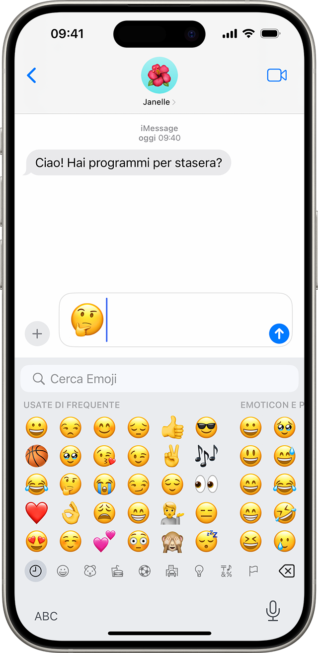 Schermata di un iPhone che mostra una conversazione in Messaggi con un'emoji che pensa nel campo di testo.