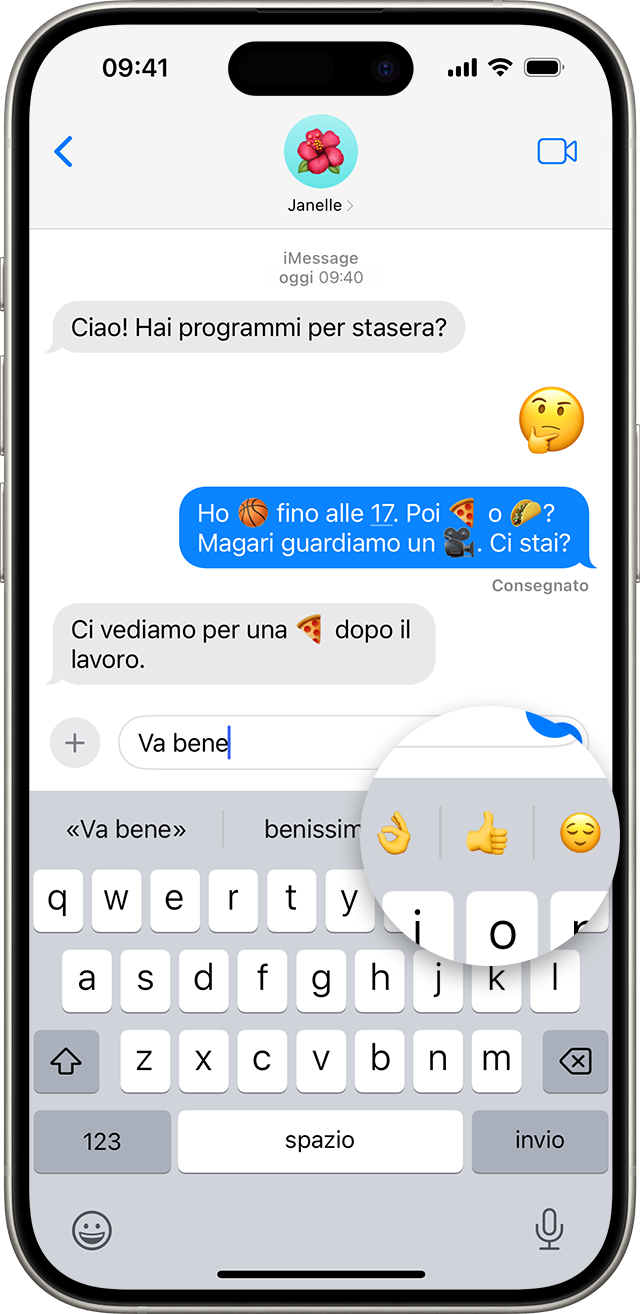 Schermata di un iPhone che mostra una conversazione in Messaggi con emoji predittiva ingrandita nella parte superiore della tastiera.