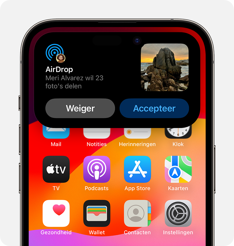 Een iPhone met een AirDrop-melding om te weigeren of te accepteren.