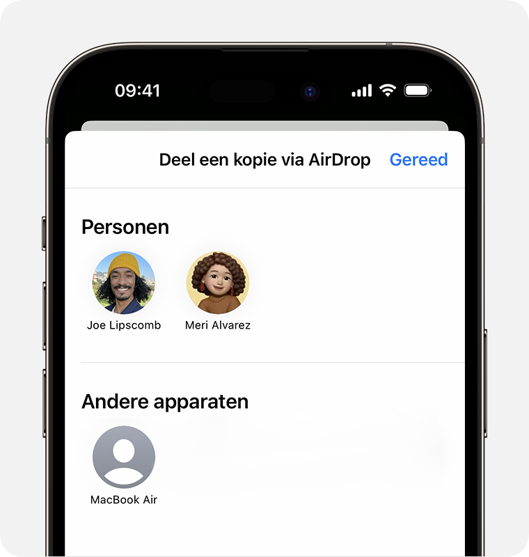 Het venster 'Deel een kopie via AirDrop' op een iPhone met de mensen en apparaten die je kunt selecteren.