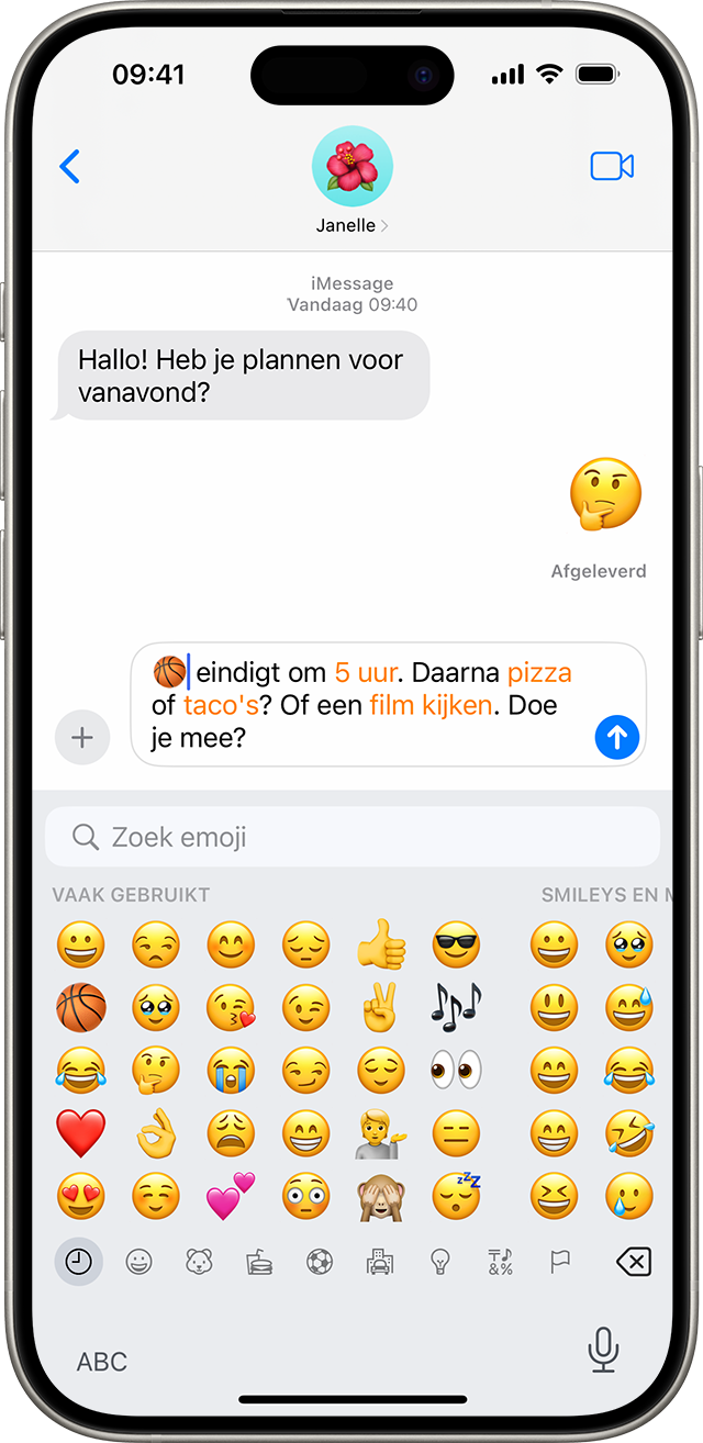 Een iPhone-scherm met een Berichten-gesprek met het emoji-toetsenbord geopend.
