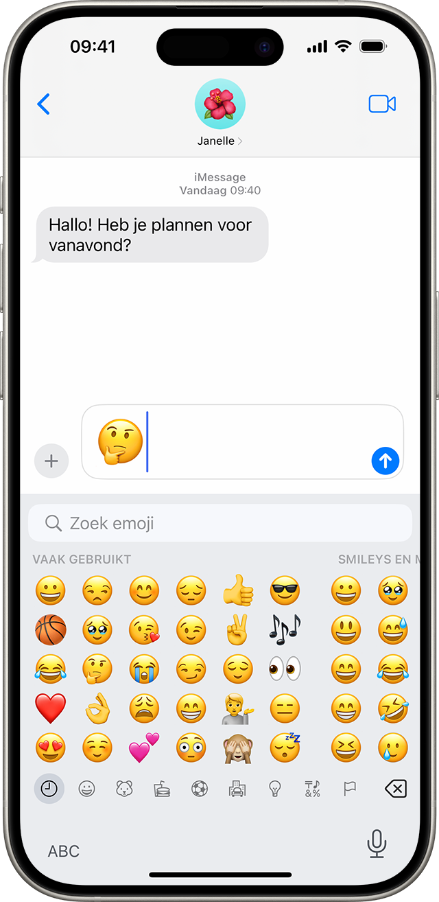 Een iPhone-scherm met een Berichten-gesprek met een emoji van een denkend gezicht in het tekstveld.