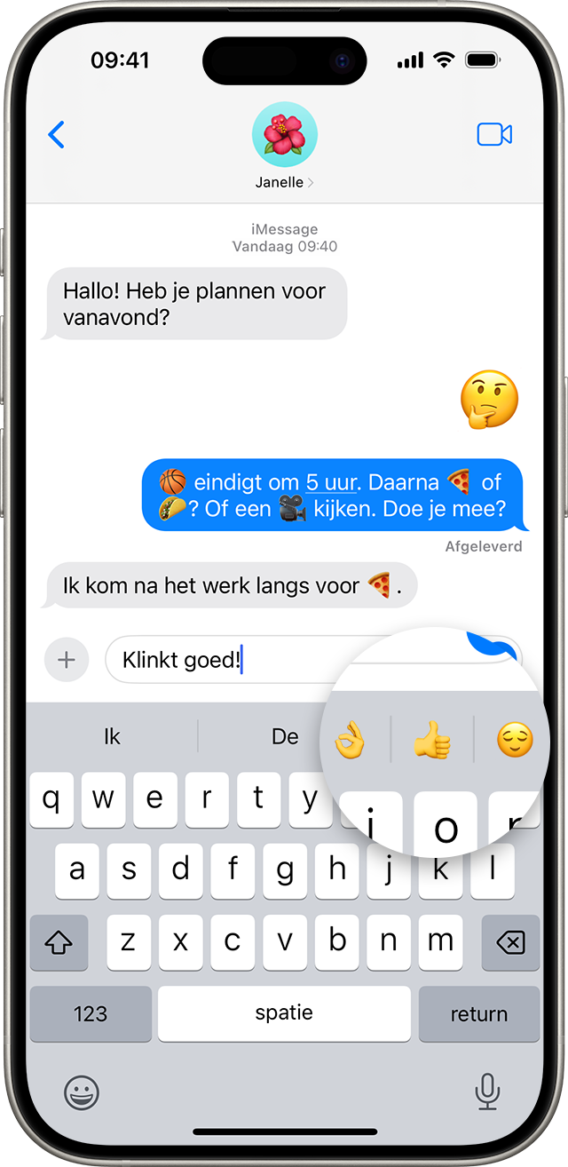 Een iPhone-scherm met een Berichten-gesprek met voorgestelde emoji uitvergroot bovenaan het toetsenbord.