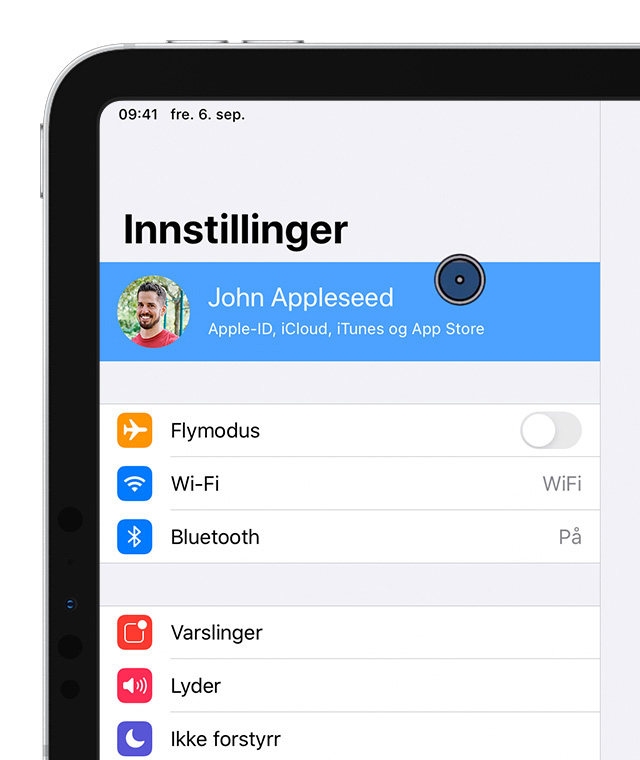 En iPad på Innstillinger-skjermen med pekeren som velger John Appleseeds konto.