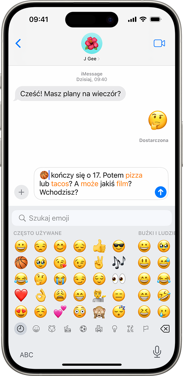 Ekran iPhone’a przedstawiający rozmowę w aplikacji Wiadomości z otwartą klawiaturą ikon emoji.