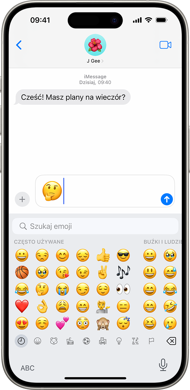 Ekran iPhone’a przedstawiający rozmowę w aplikacji Wiadomości z ikoną emoji zamyślonej twarzy w polu tekstowym.