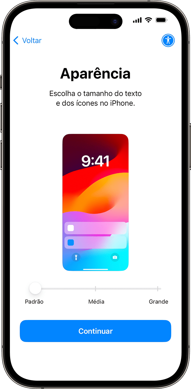 No processo de configuração do iPhone no iOS 17, deslize um ícone para ver e escolha o tamanho do app e o texto preferido.