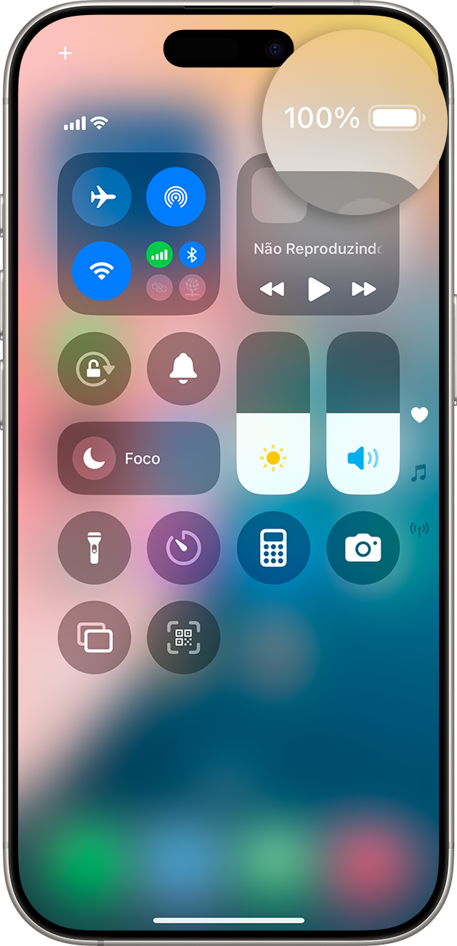 Tela do iPhone com a Central de Controle mostrando porcentagem de bateria em 100%