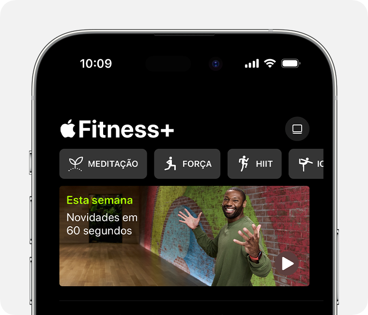 A app Apple Fitness+. As pilhas encontram-se no canto superior direito. Os tipos de treino encontram-se no meio e, logo abaixo, um vídeo das novidades.