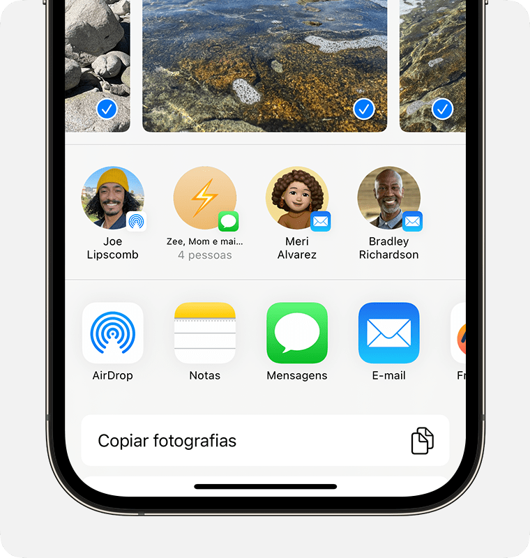 Um iPhone a mostrar a folha de partilha com fotografias selecionadas e a opção AirDrop.