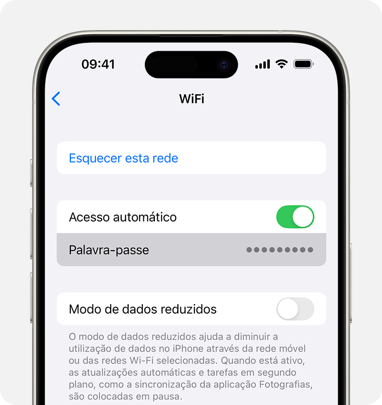 No iOS, aceda a Definições > Wi-Fi e pode revelar a palavra-passe da rede Wi-Fi à qual se ligou.