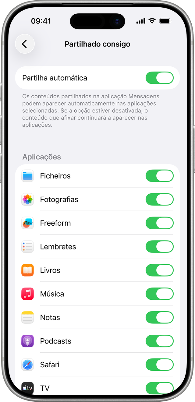 Um iPhone que mostra as opções para personalizar o conteúdo partilhado que vê nas apps correspondentes