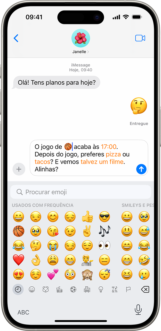 Um ecrã do iPhone a mostrar uma conversa na app Mensagens com o teclado emoji aberto.